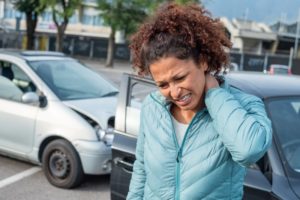 woman with neck pain who needs chiropractor in Dallas